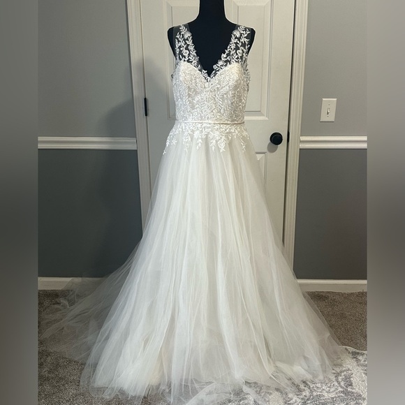 NWT Jenny Yoo Savannah Bridal Gown in Ivory. Size 14. - Picture 6 of 14